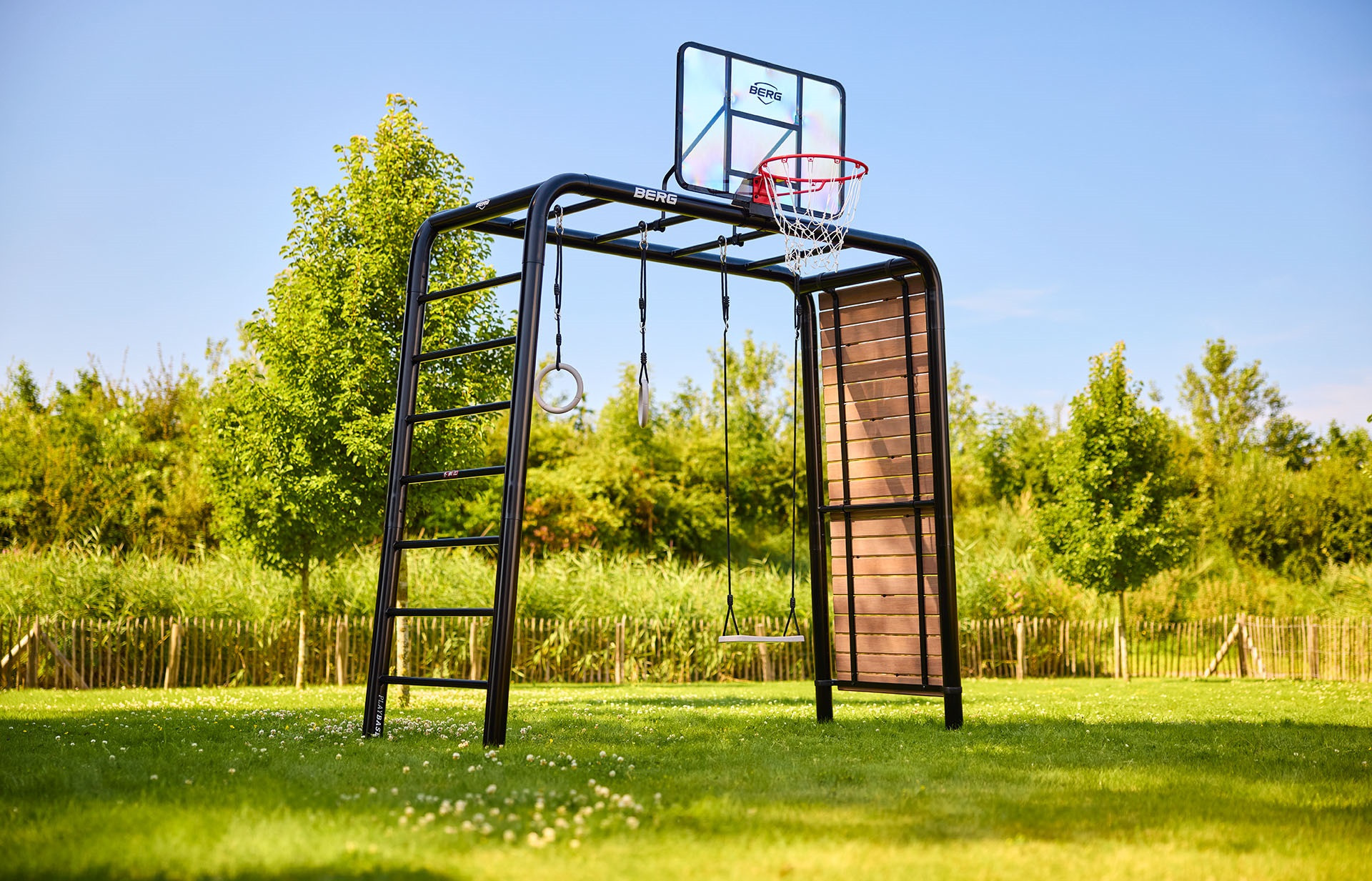 BERG PlayBase Medium TL 3-in-1 Speeltoestel - met Rekstok, Ladder, Turnringen,  Schommelzitje, Basketbalring en Klimmuur