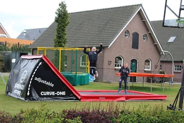 12SPRINGS CURVE-ONE Trampoline One Side Flat (OSF) - Inground - 584 x 250 cm - Zwart / Rood